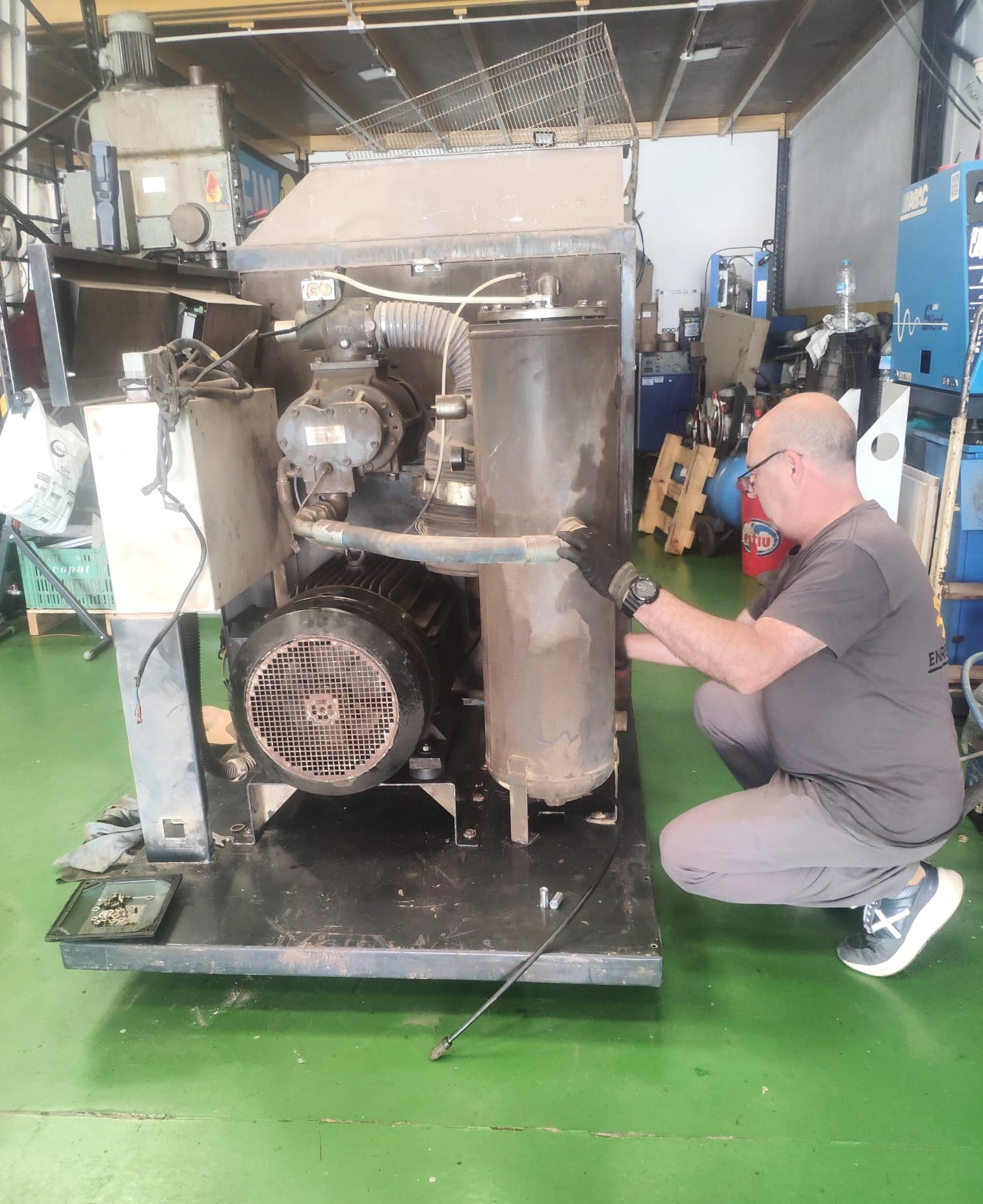 Técnico trabajando en planta industrial